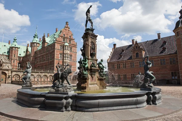 Szökőkút a Frederiksborg kastély Jogdíjmentes Stock Képek