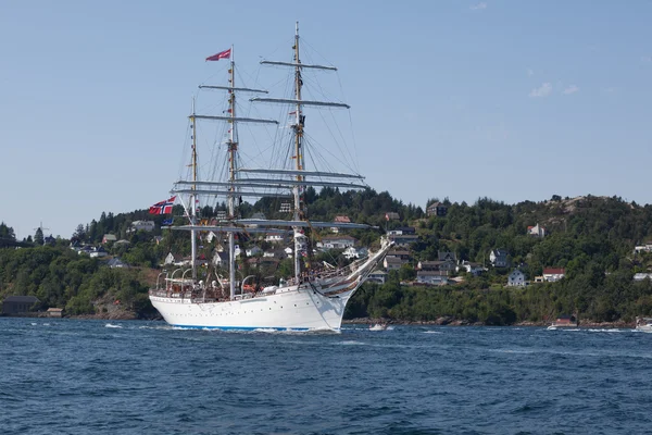 Alto navio corridas bergen — Fotografia de Stock