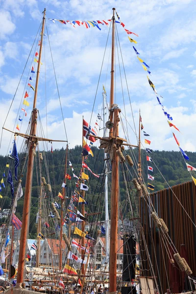 Alto navio corridas bergen — Fotografia de Stock