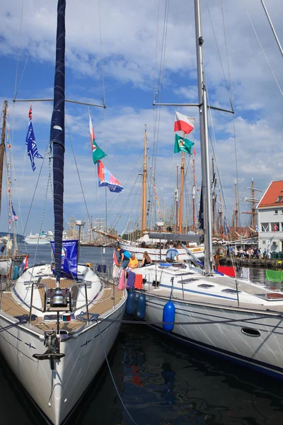 Alto navio corridas bergen — Fotografia de Stock