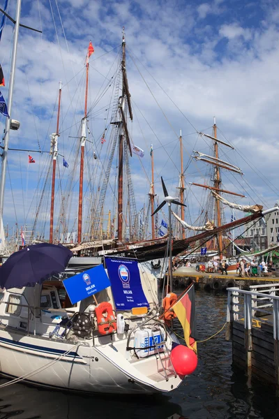 Alto navio corridas bergen — Fotografia de Stock