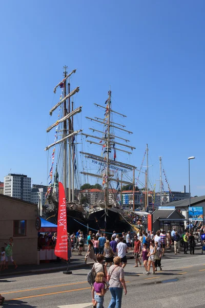 Alto navio corridas bergen — Fotografia de Stock