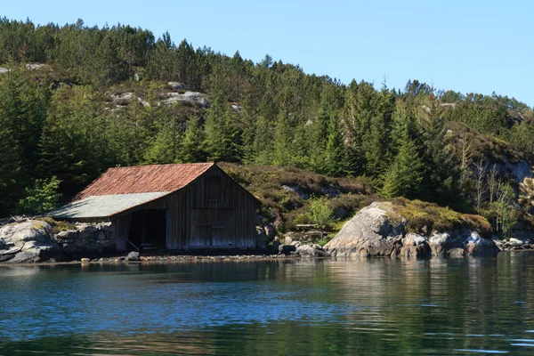 Ett båthus i skärgården — Stockfoto