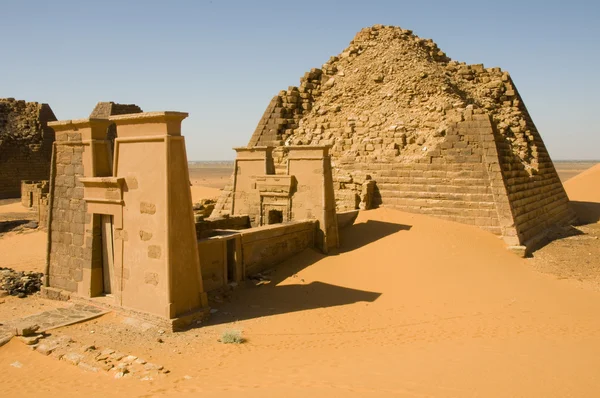 Pyramiden von meroe sudan lizenzfreie Stockfotos