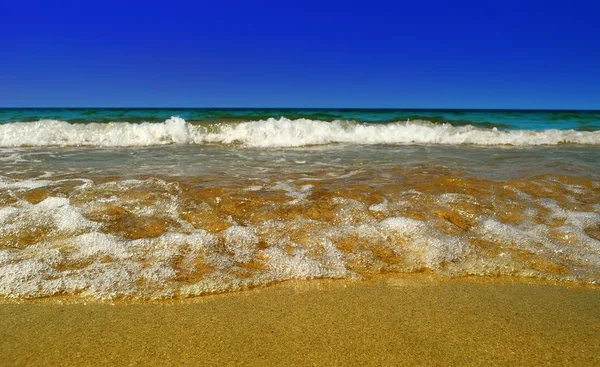 Ola de mar en la arena amarilla — Foto de Stock