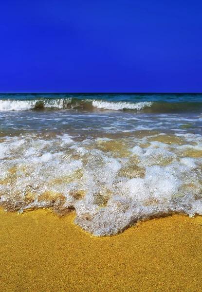 Sea wave in the yellow sand — Stock Photo, Image