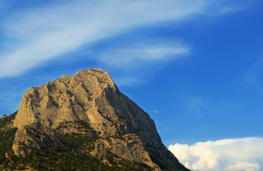 Mount kush kaya ve bulutlu gökyüzü