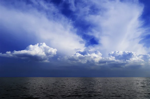 Bewolkte hemel en zee — Stockfoto