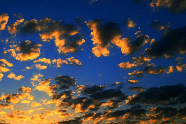 Bewölkter Himmel bei Sonnenaufgang — Stockfoto