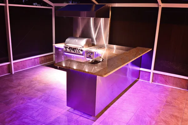 Pembe aydınlatma ile açık mutfak — Stok fotoğraf