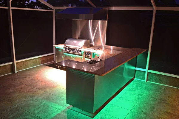 Cozinha exterior com iluminação verde — Fotografia de Stock