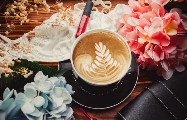 Kopp Kaffe Och Kosmetika Trä Brun Bakgrund Med Handväska — Stockfoto