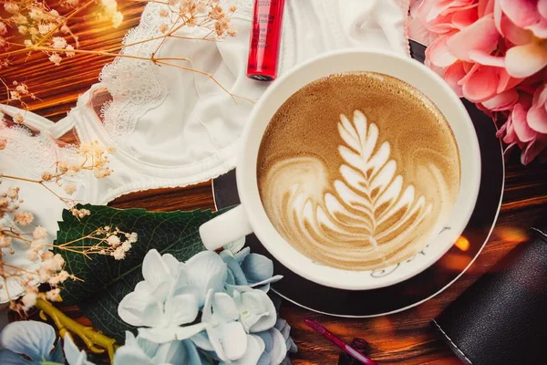 Kopje Koffie Cosmetica Hout Bruine Achtergrond Met Handtas — Stockfoto