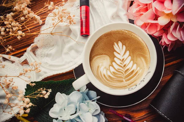 Kopje Koffie Cosmetica Hout Bruine Achtergrond Met Handtas — Stockfoto