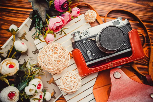 Camera Flowers Wood Background Notepads — Fotografia de Stock