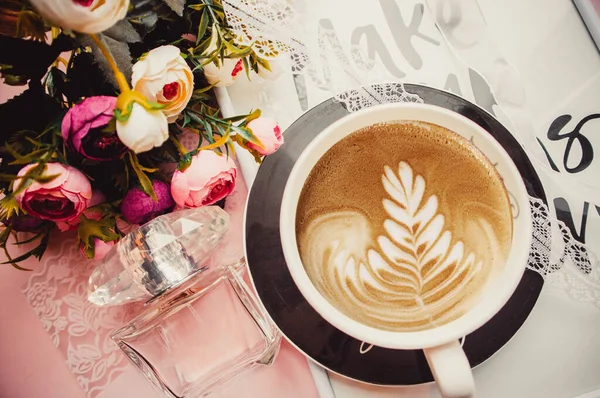 Kopje Koffie Roze Achtergrond Met Bloemen — Stockfoto