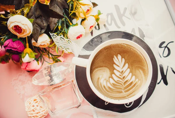 Kopp Kaffe Rosa Bakgrund Med Blommor — Stockfoto