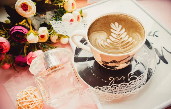 Kopje Koffie Roze Achtergrond Met Bloemen — Stockfoto