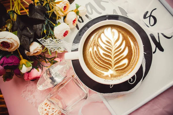 Kopp Kaffe Rosa Bakgrund Med Blommor — Stockfoto