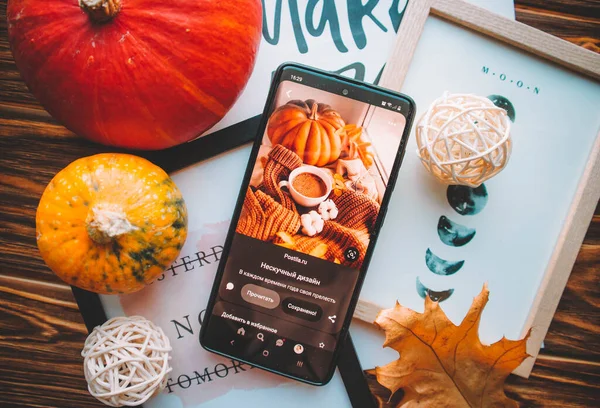 Phone Pictures Frame Brown Wood Background Pumpkins Phone — Fotografia de Stock