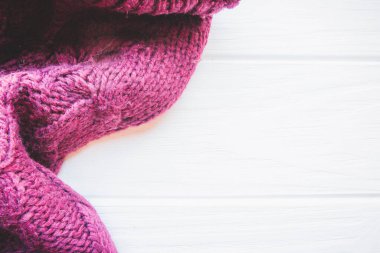 Sonbaharda beyaz ahşap arka planda koyu renk süveterin yumuşak dokusu