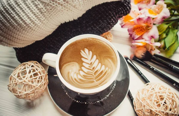Kopje Koffie Make Borstels Witte Houten Achtergrond Met Trui — Stockfoto