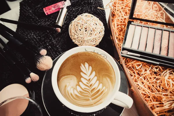 Kopje Koffie Make Borstels Witte Houten Achtergrond Met Trui — Stockfoto