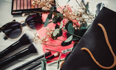 Yazın beyaz ahşap arka planda göz falı ve gözlük.