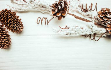 Çam kozalakları Beyaz ahşap zemin üzerinde