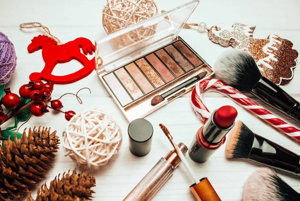 Rouge Lèvres Rouge Pinceaux Maquillage Avec Jouets Noël Sur Fond — Photo