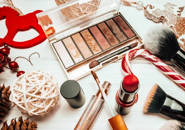 Rouge Lèvres Rouge Pinceaux Maquillage Avec Décorations Noël Sur Fond — Photo