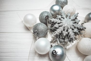 Gümüş Noel süslemeleri ahşap beyaz arka planda kışın