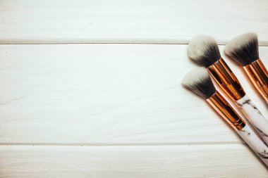 Kışın beyaz arka planda mermer makyaj fırçaları