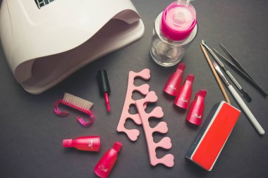 Koyu arkaplanda çivi ve aksesuarlarla çivi lambası ve dekor