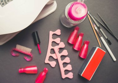 Koyu arkaplanda çivi ve aksesuarlarla çivi lambası ve dekor