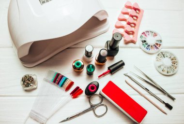 Beyaz ahşap arka planda jöle ve aksesuarlı çivi lambası.