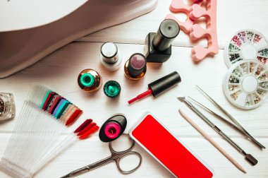 Beyaz ahşap arka planda jöle ve aksesuarlı çivi lambası.