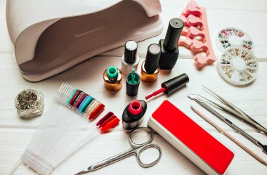 Beyaz ahşap arka planda jöle ve aksesuarlı çivi lambası.