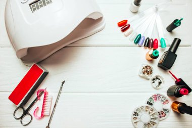 Beyaz ahşap arka planda jöle ve aksesuarlı çivi lambası.