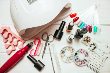 Beyaz ahşap arka planda jöle ve aksesuarlı çivi lambası.