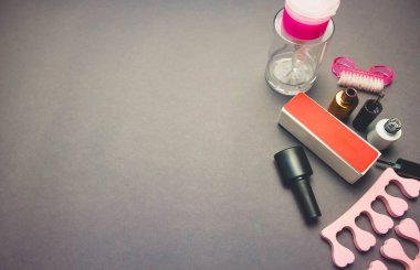 Pembe fırçalı siyah kağıt arkaplanda tırnak törpüsü ve jöle.