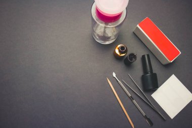 Koyu kağıt arkaplanda aksesuarlı jöle ve tırnak cilası