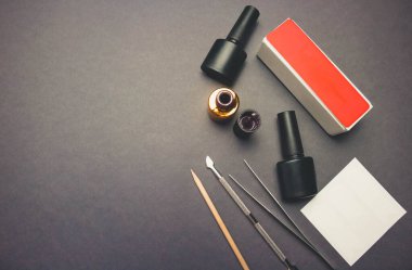 Koyu kağıt arkaplanda aksesuarlı jöle ve tırnak cilası