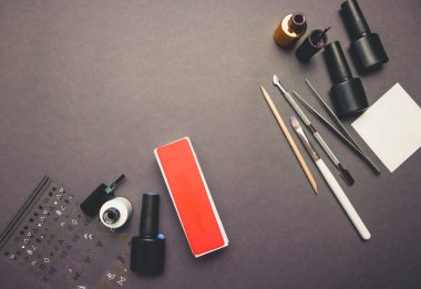 Koyu arkaplanda jel cilası ve dekor, manikür için fırça.