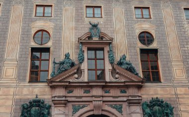 Salonun ön cephesi. Almanya 'da Münih şehrinin güzel bir simgesi. Turist eğlencesi.