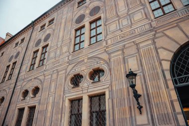 Binanın ön cephesi. Almanya 'da Münih şehrinin güzel bir simgesi. Turist eğlencesi.