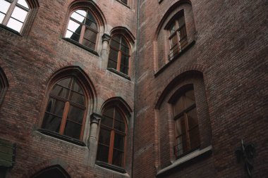 Eski kasabadaki eski bina. Almanya 'da Münih şehrinin güzel bir simgesi. Turist eğlencesi.