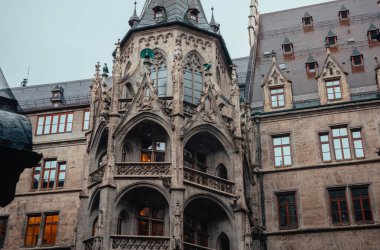 Almanya 'da Münih şehrinin güzel bir simgesi. Turist eğlencesi. Münih eski belediye binası