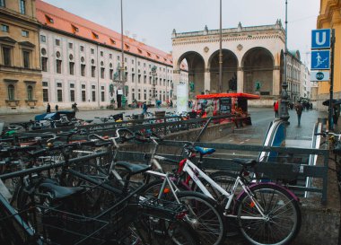 Münih 'te Odeonsplatz. Yağmurlu baharda güzel Alman ve Avrupa caddeleri. Almanya 'da güzel manzaralar