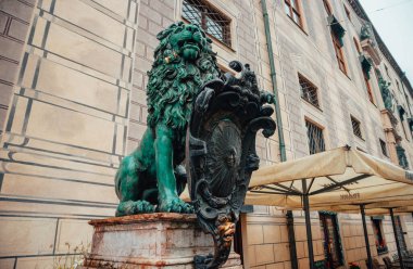 Aslan heykeli. Almanya 'da Münih şehrinin güzel bir simgesi. Turist eğlencesi.